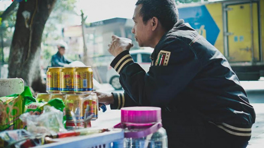 Poor man’s tea cafes in Hanoi