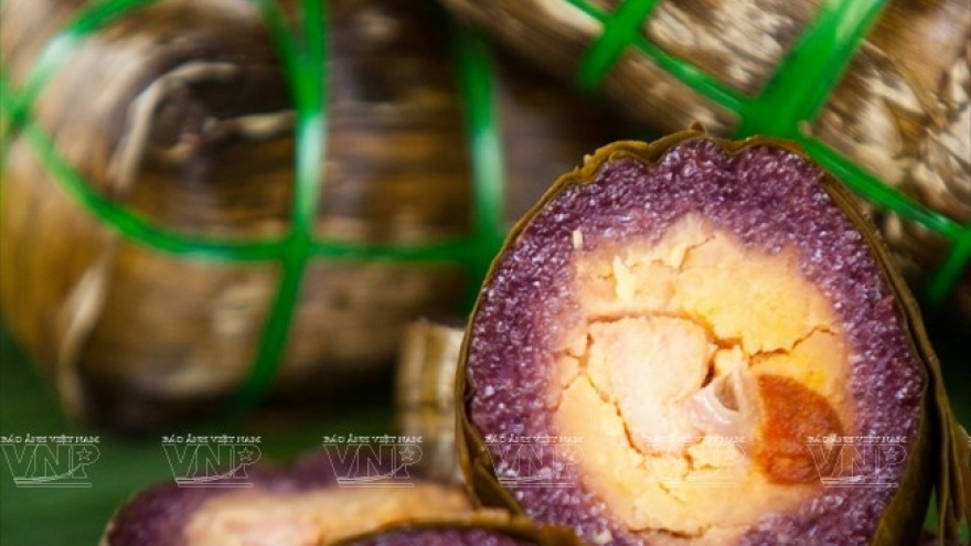 The art of making Banh Tet La Cam