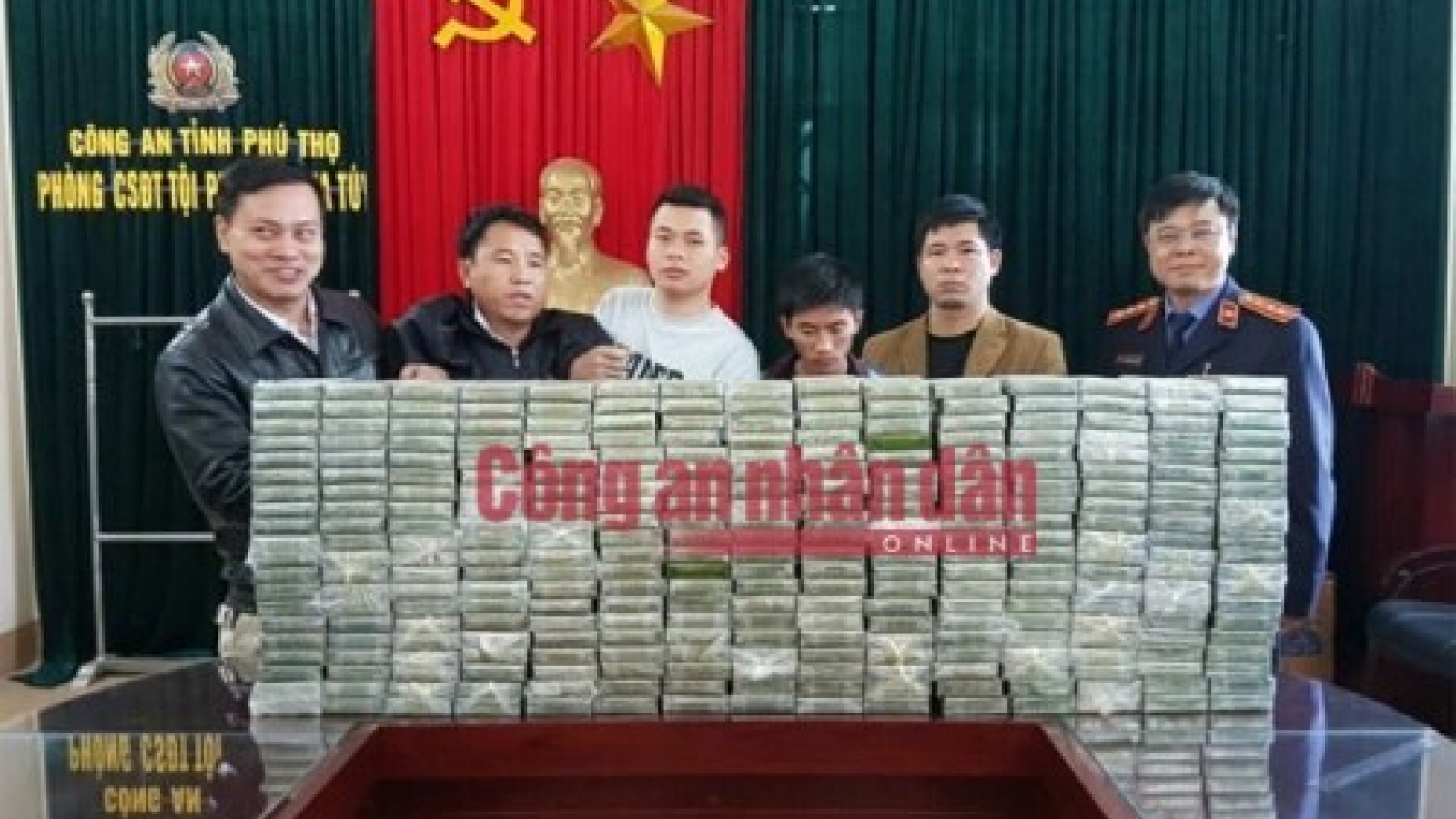 Phu Tho police seize 300 cakes of heroin