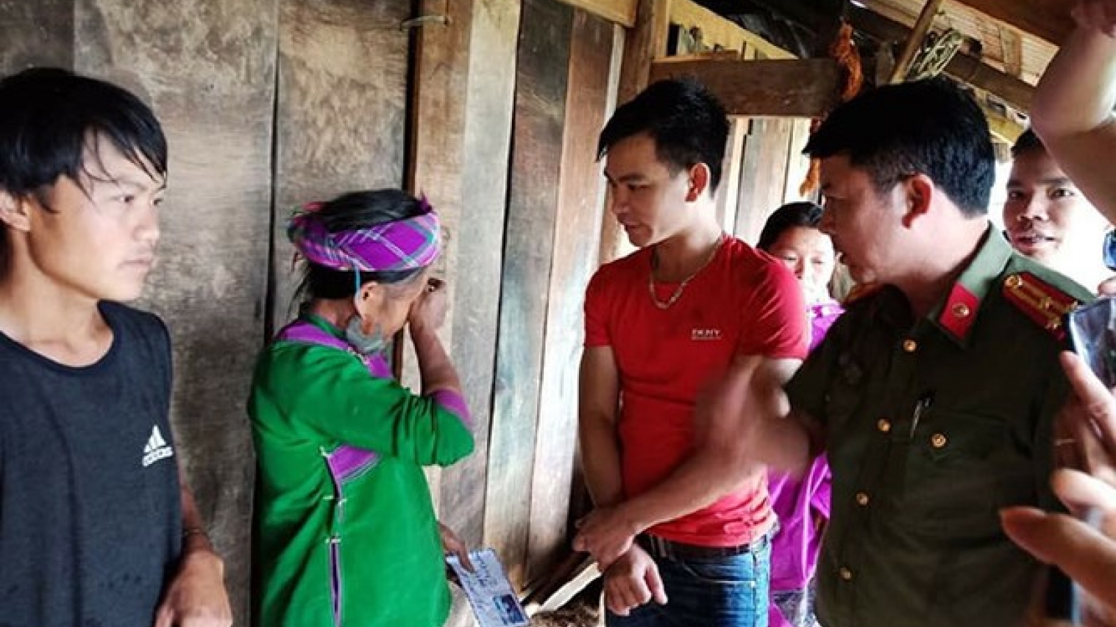 Lai Chau police support residents recovering from floods