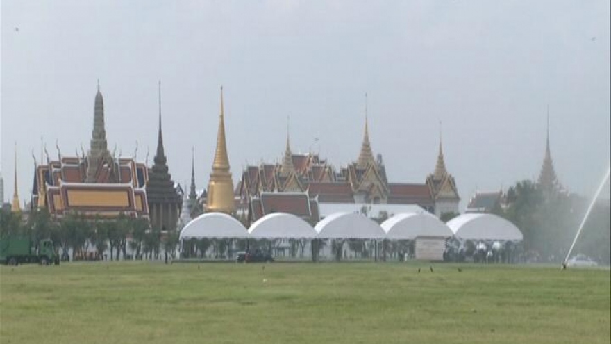 Japanese PM Shinzo Abe pays his respects to the late Thai King