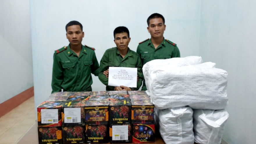 Border guards in Kon Tum seize 66 kg of illegal firecrackers