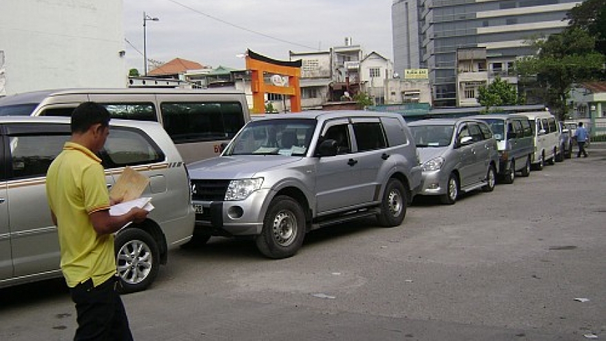 Car owners flood registration offices in HCM City
