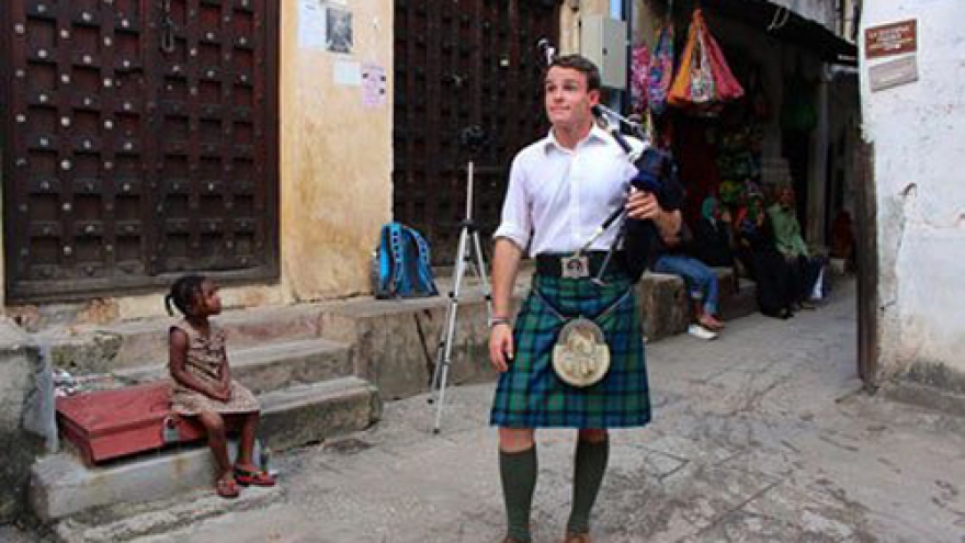 Scottish bagpiper hits Vietnam on world’s journey