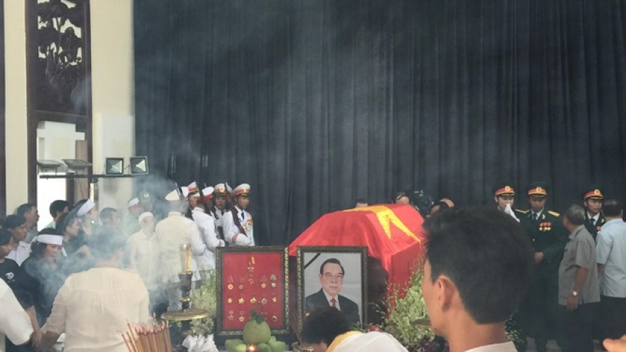 Thousands pay tribute to former PM Phan Van Khai 