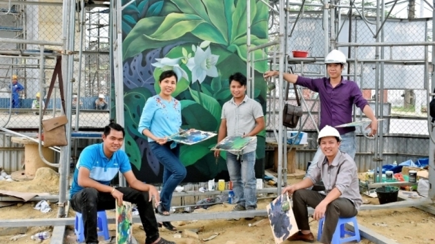 Mural painting adds a green touch to Da Nang airport