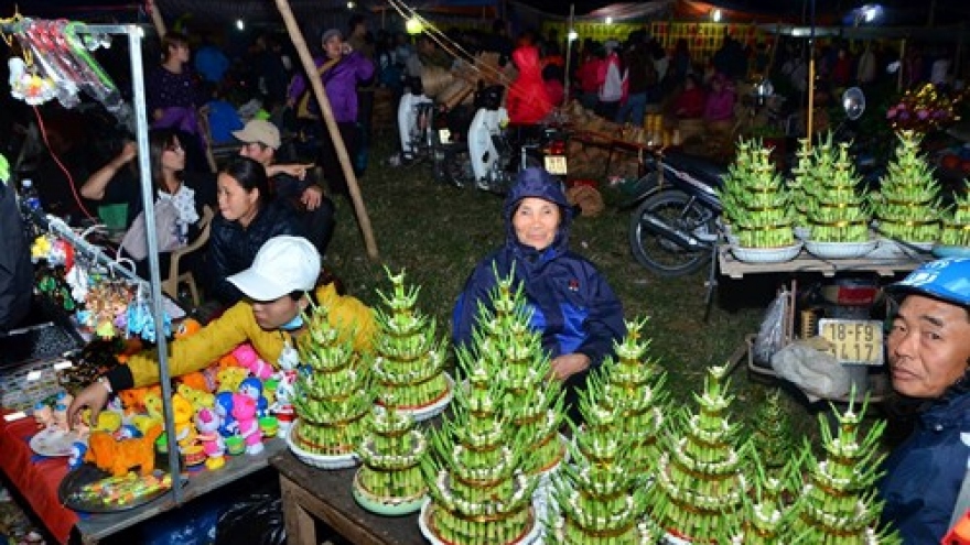 Thousands flock to Vieng Market to buy luck