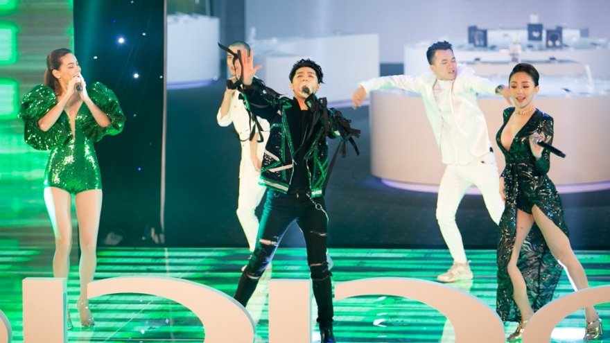
        Ho Ngoc Ha, Toc Tien resplendent at Ho Chi Minh event
                          
                      