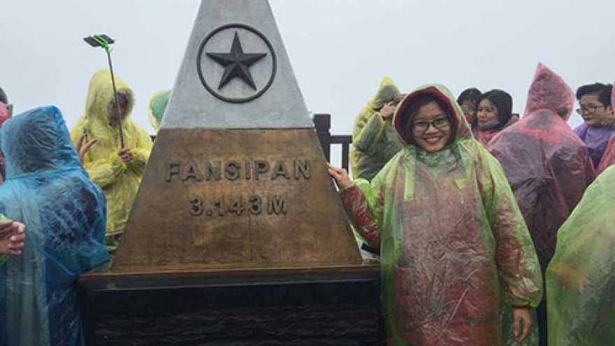 Thousands of visitors flock to Fansipan on New Year holidays