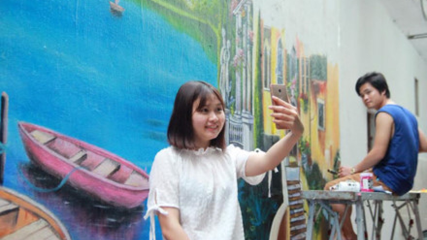 
        Houses in Hanoi alley decorated with mural
                          
                      