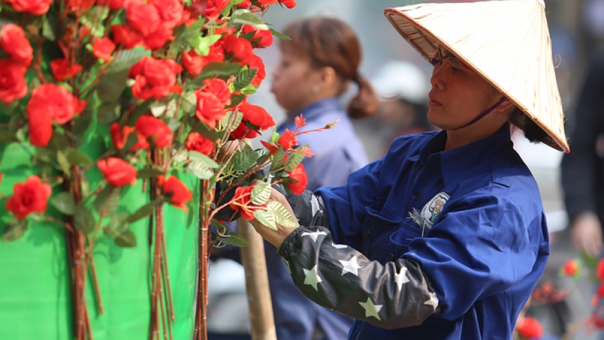 Hanoi streets brightly decorated to welcome Tet
