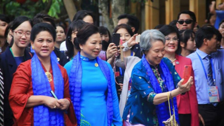 APEC leaders’ wives tour ancient Hoi An city