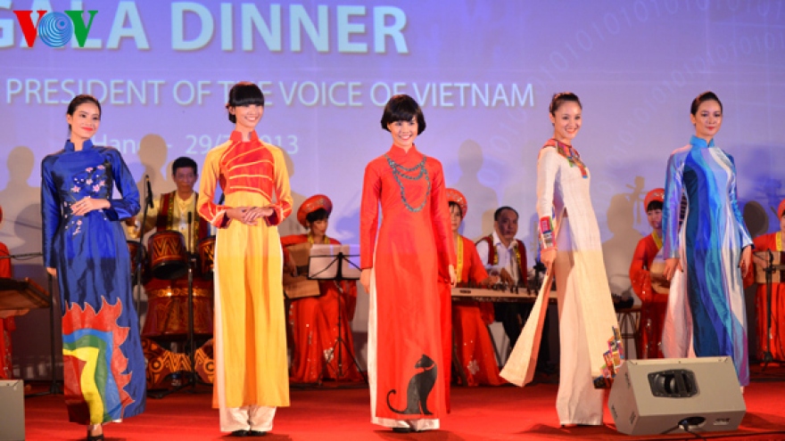 Ao Dai show connects East-West culture