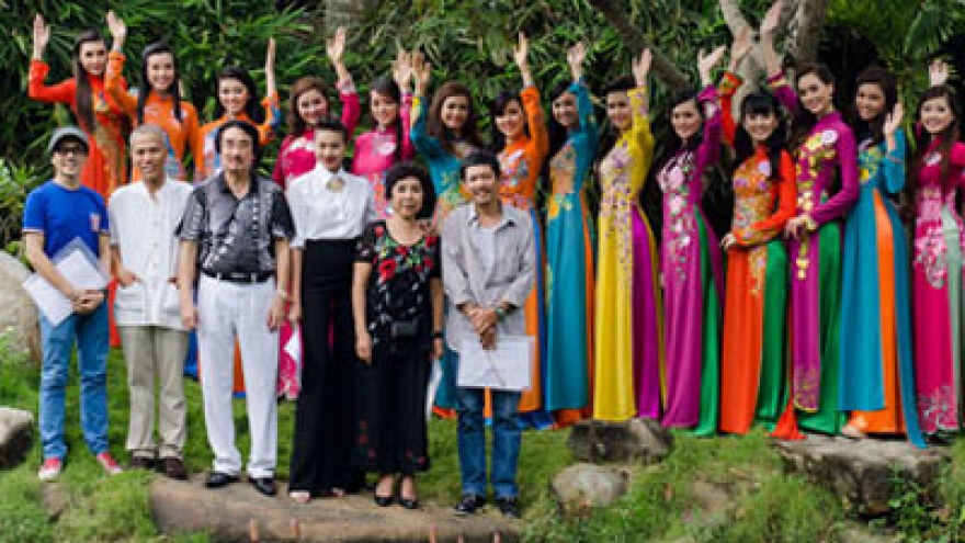 Miss Photo 2012 contestants look charming in Ao Dais