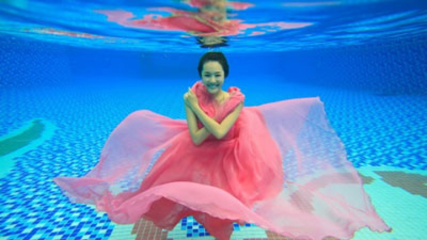Miss Photo contestants pose under water
