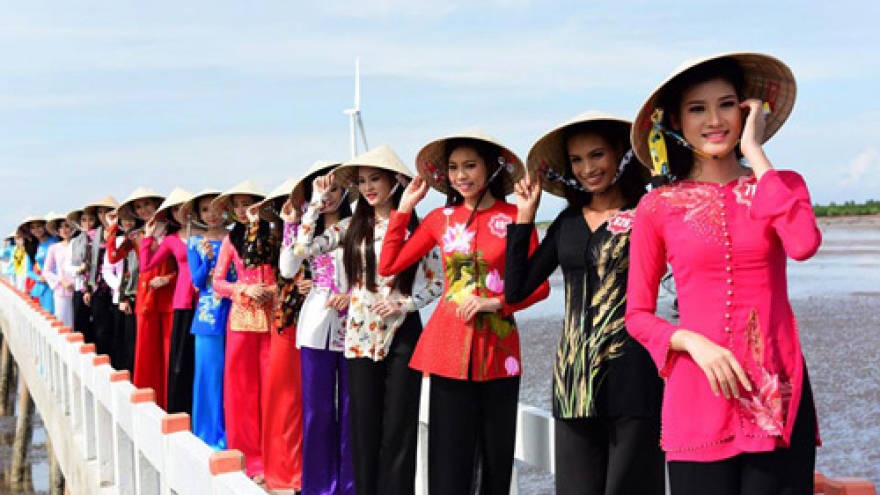 Miss Vietnam finalists radiant in Ao Ba Ba