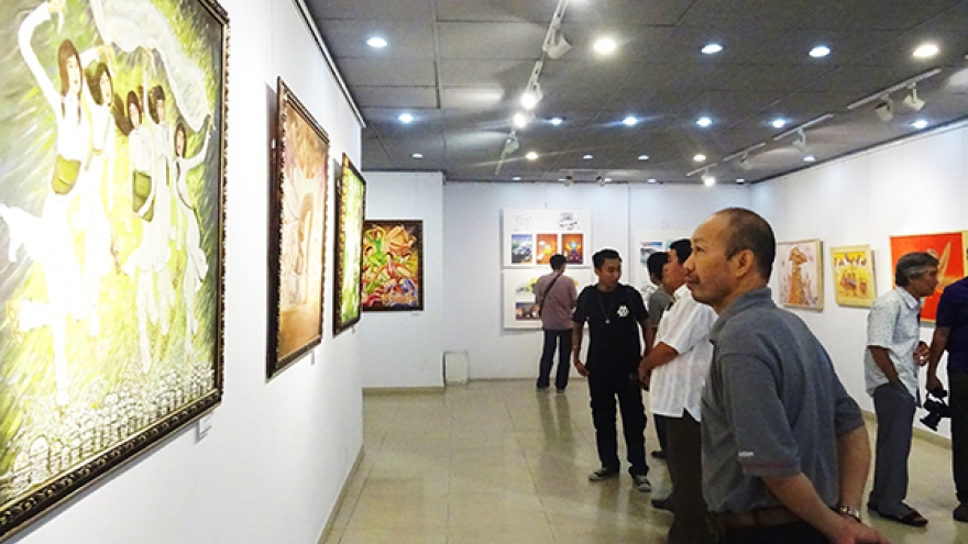 Art exhibition raises funds for AO victims