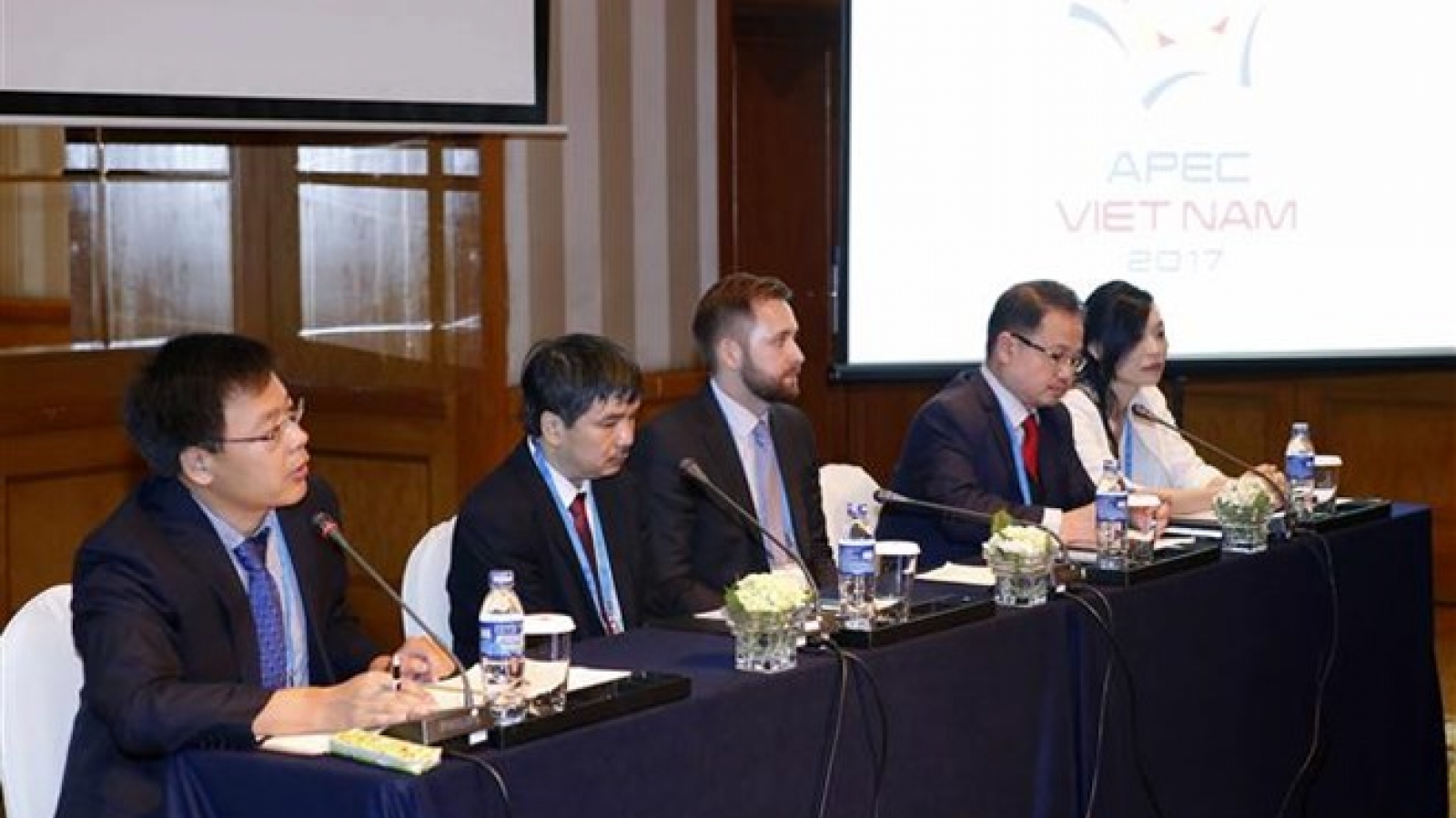 APEC promotes new energy vehicles
