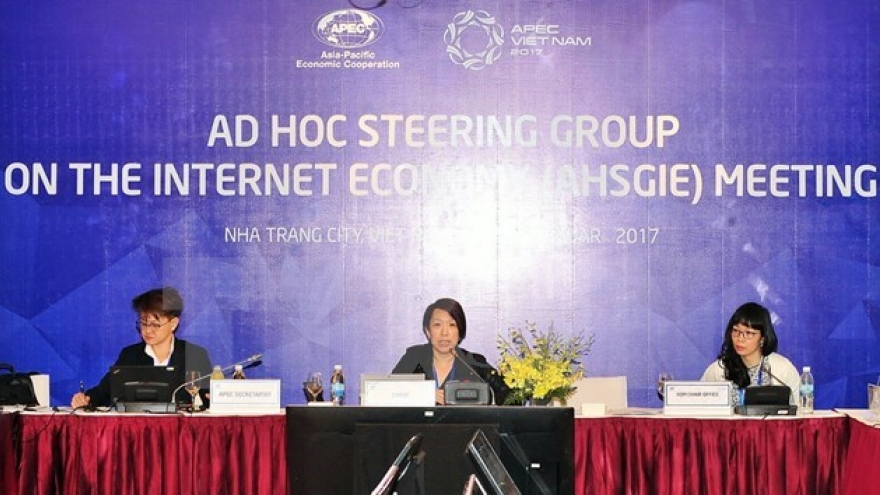 APEC meetings discuss various issues on 11th working day