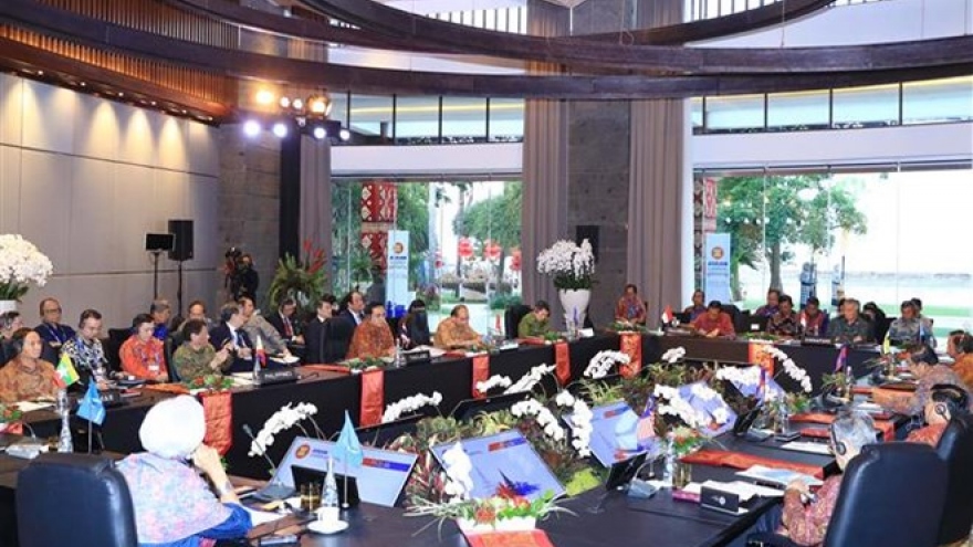 PM Nguyen Xuan Phuc meets ASEAN leaders