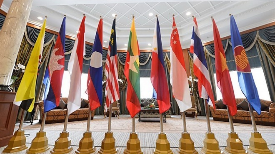 
        ASEAN+3 aims to intensify financial safety
                              