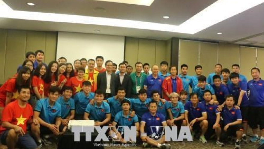 Vietnamese diplomats wish footballers the best ahead semifinals