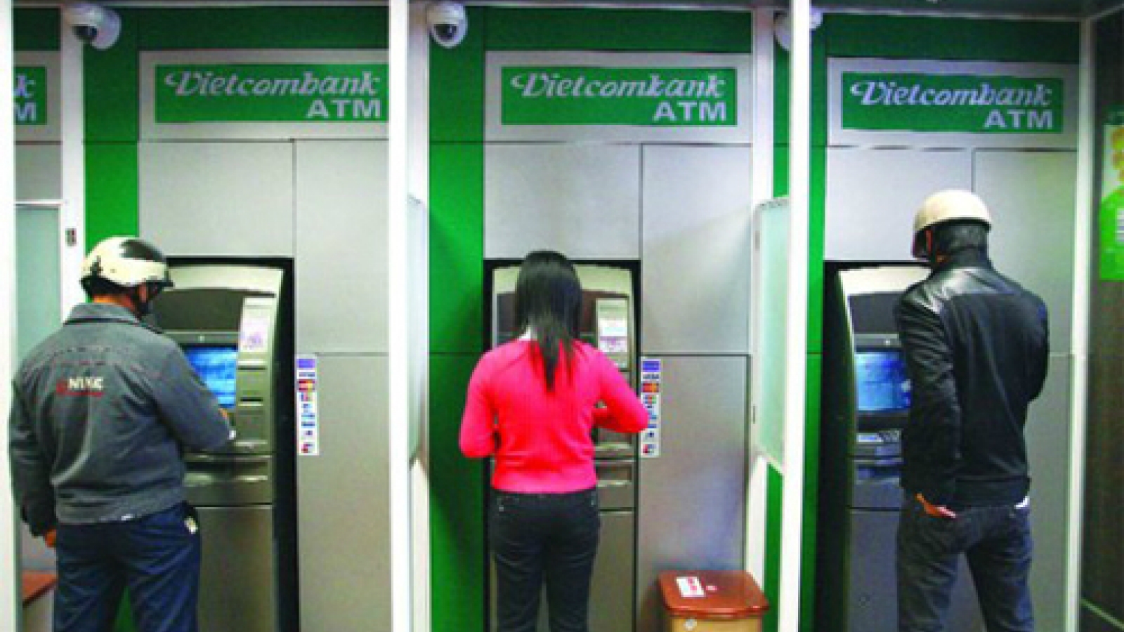 Vietcombank locks multiple cards over ATM theft risks