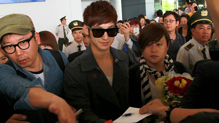 Korean star receives warm Vietnamese welcome