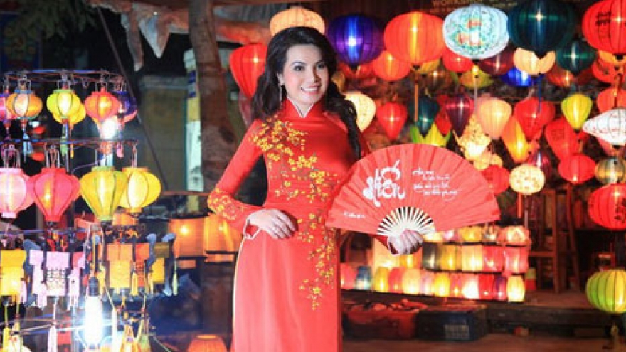 Mrs World image ambassador begins advertising Vietnam