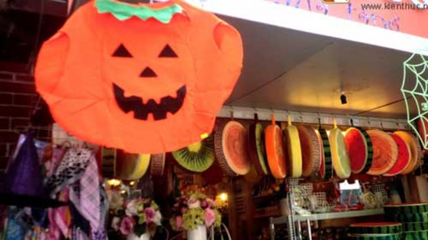 Halloween entertains Hanoians