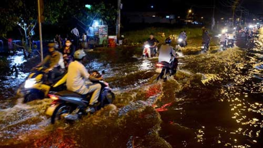 HCM City against high tide flood for third day