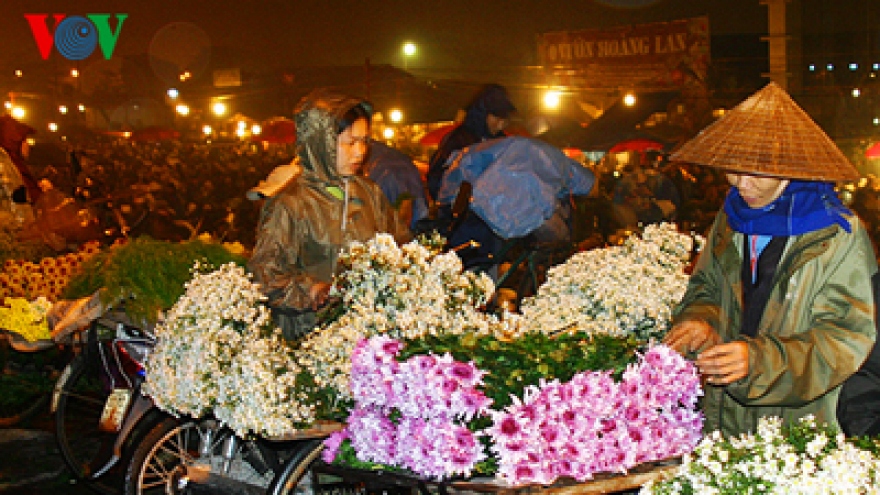 Quang An flower market at night