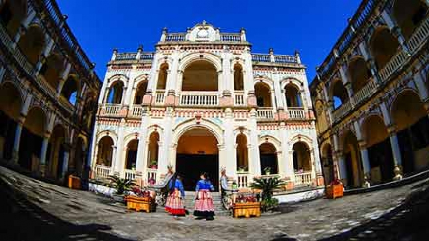 Visiting Hoang A Tuong Palace in Bac Ha