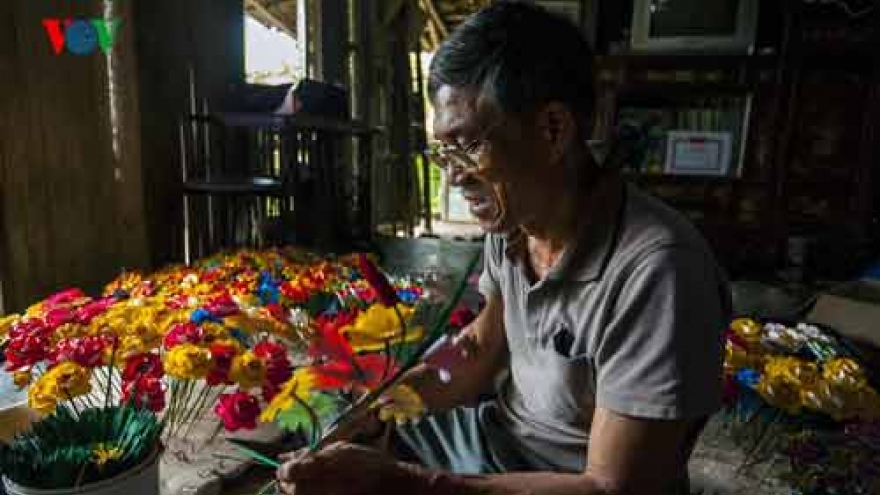 
        One man’s passion for making paper flowers
                          
                      
