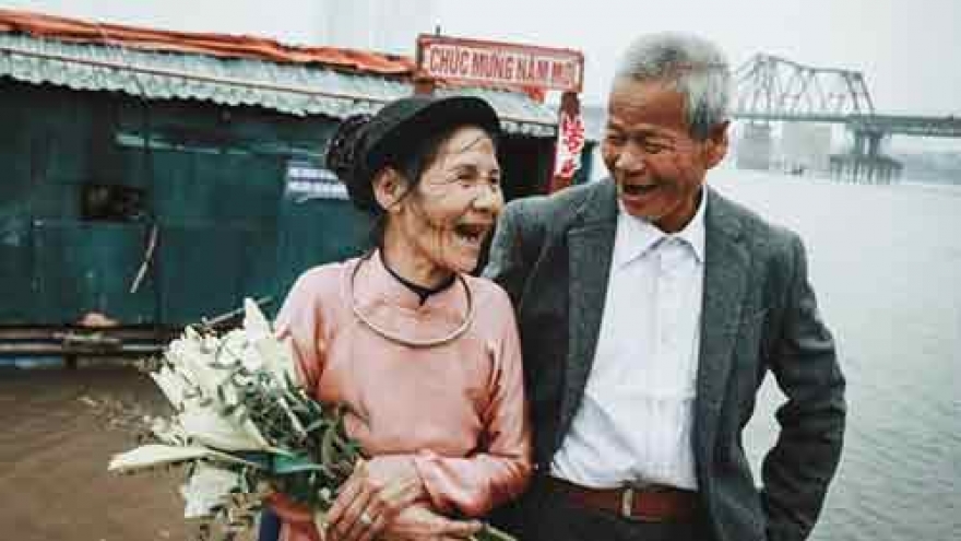 Elderly couple's wedding photos go viral
