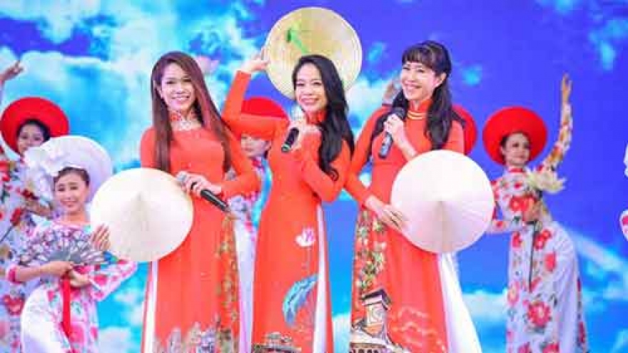 Ao Dai Festival opens at Youth Cultural House