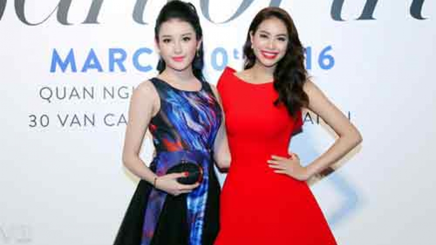 Splendid paragon of beauty at fashion reunion 