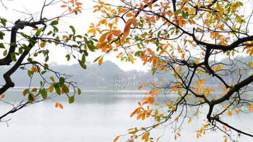 Hoan Kiem Lake dreamy and romantic in early morning