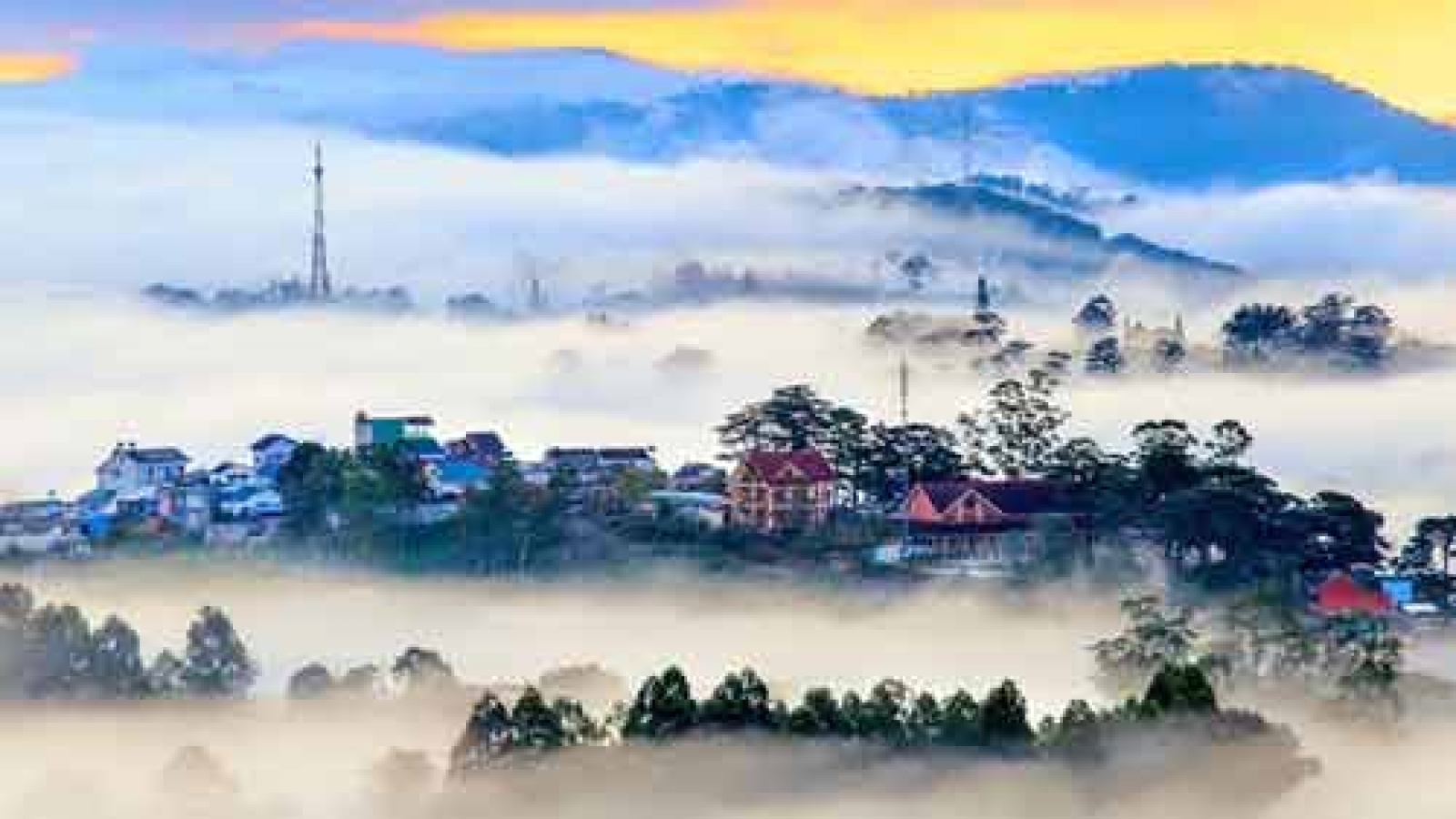 Magnificent cloud-covered scenery of Da Lat 