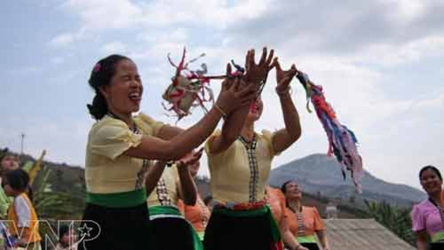 Con ball throwing among the ethnic Thai