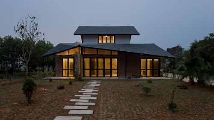 
        ArchDaily features folded roof house in Hanoi
                          
                      