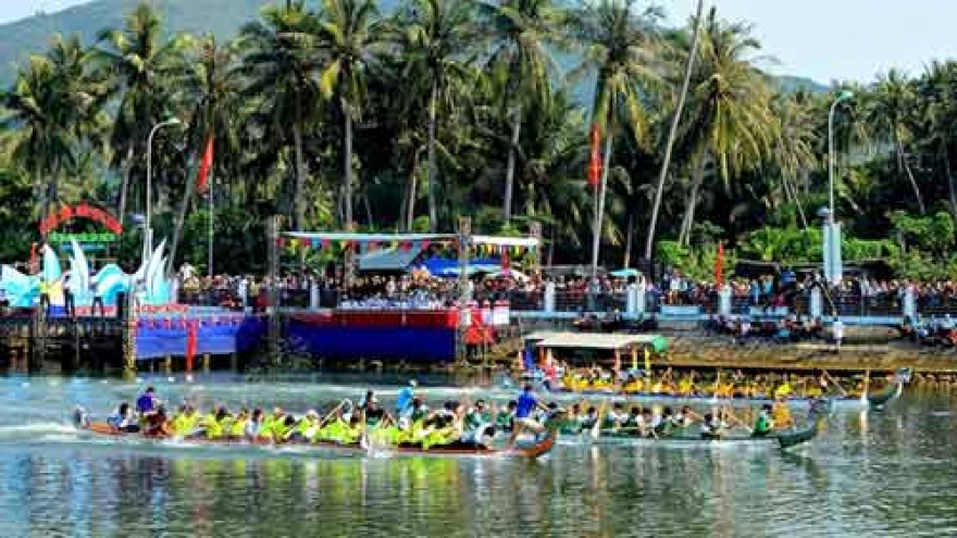 Cultural activities stir up Tam Giang River