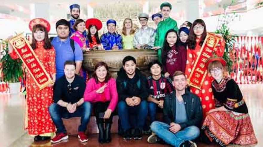 Tet Fair fascinates foreign students 