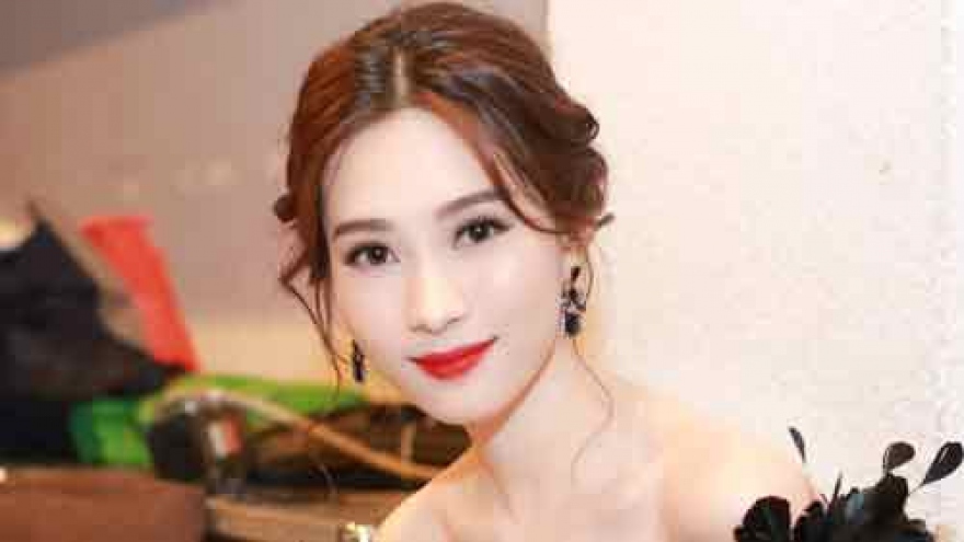 
        Miss Thu Thao looks red hot in sexy thigh-split dress
                          
                      