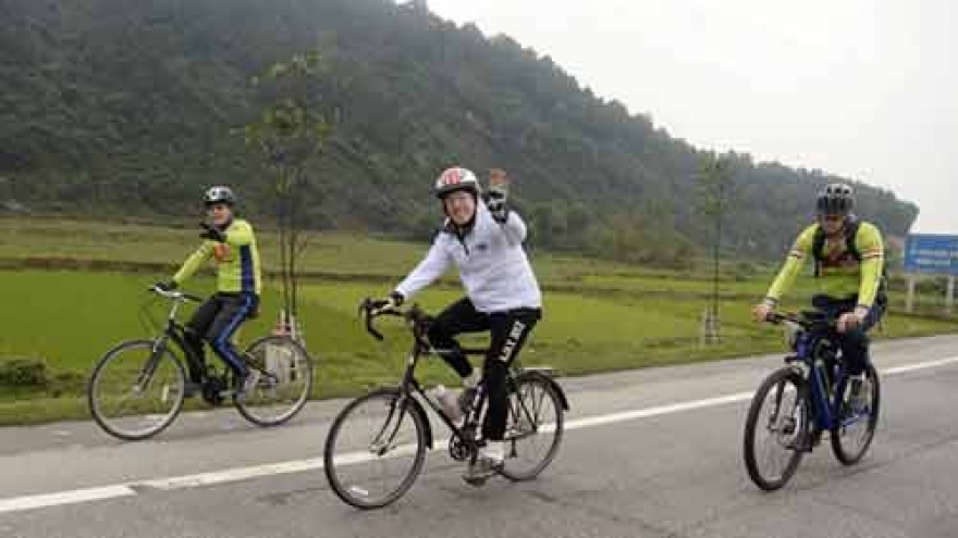 
        US Ambassador on cycling tour
                          
                      