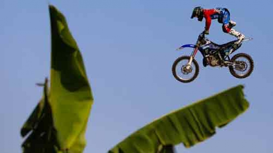Stunts thrill crowds at Yamaha Motor Show 2016
