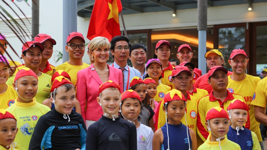 Australian FM meets with Da Nang lifeguards