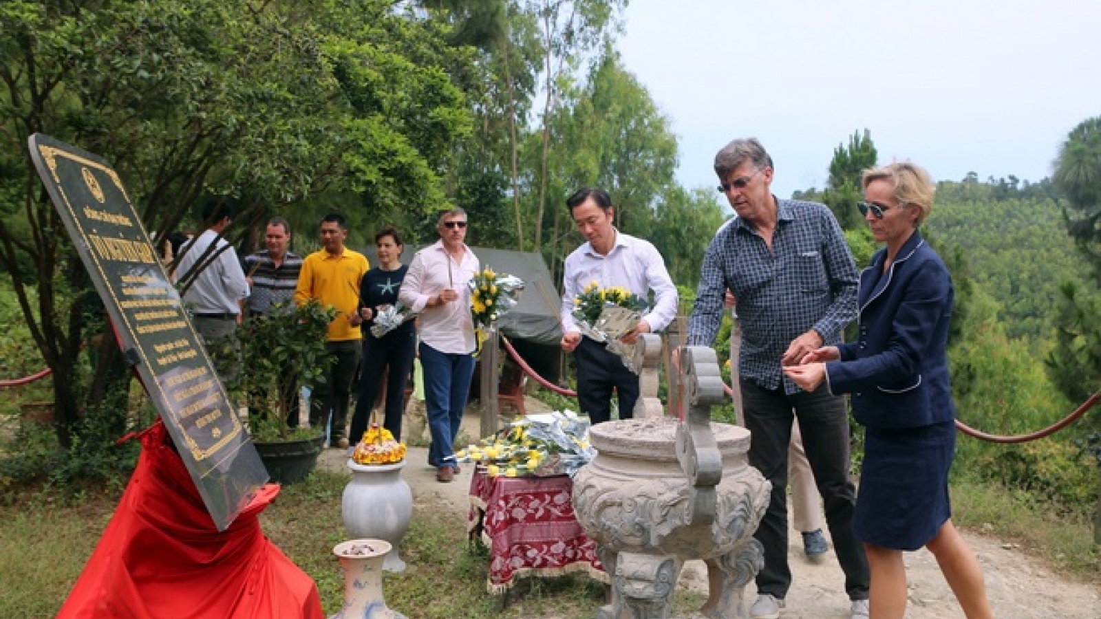 Foreign ambassadors pay tribute to General Vo Nguyen Giap
