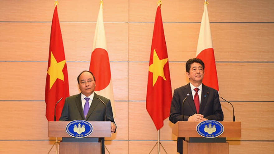 Japan PM Shinzo Abe meets with Vietnamese leaders in 2016
