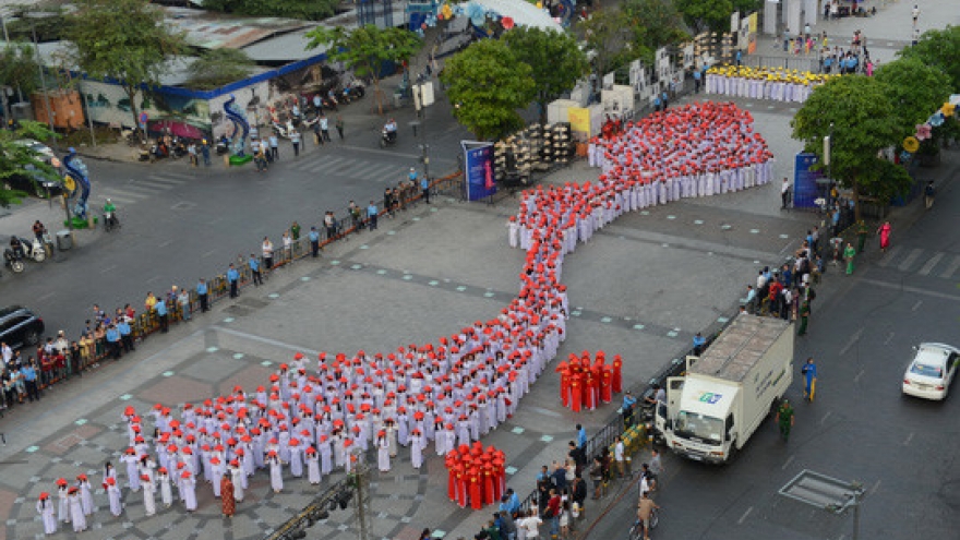 Thousands of girls in Ao Dai form S-shaped map of Vietnam